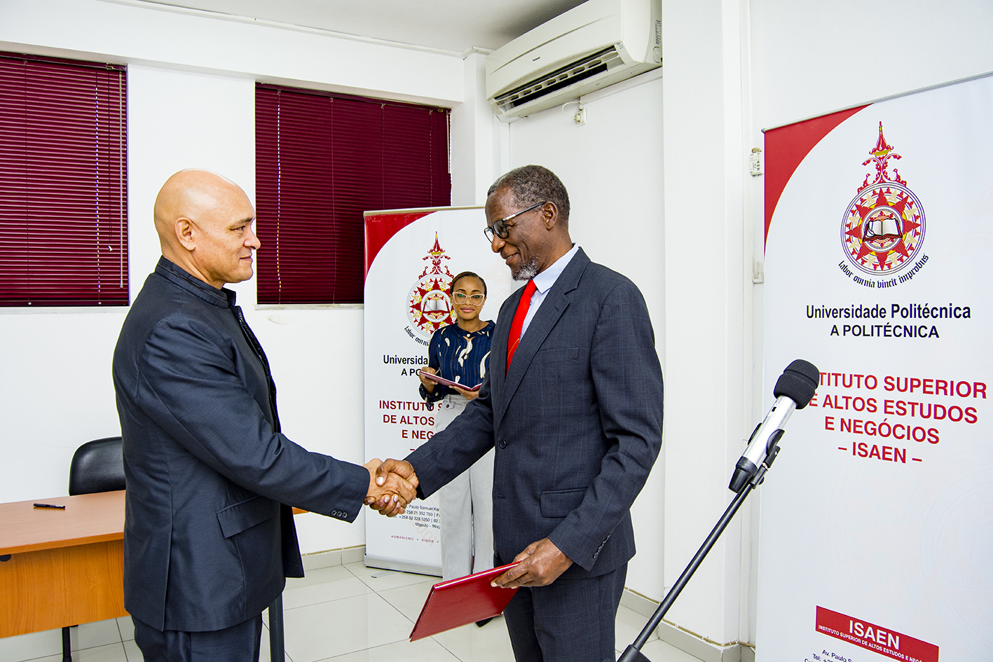 Momento de saudação entre o Magnífico-reitor e o empossado