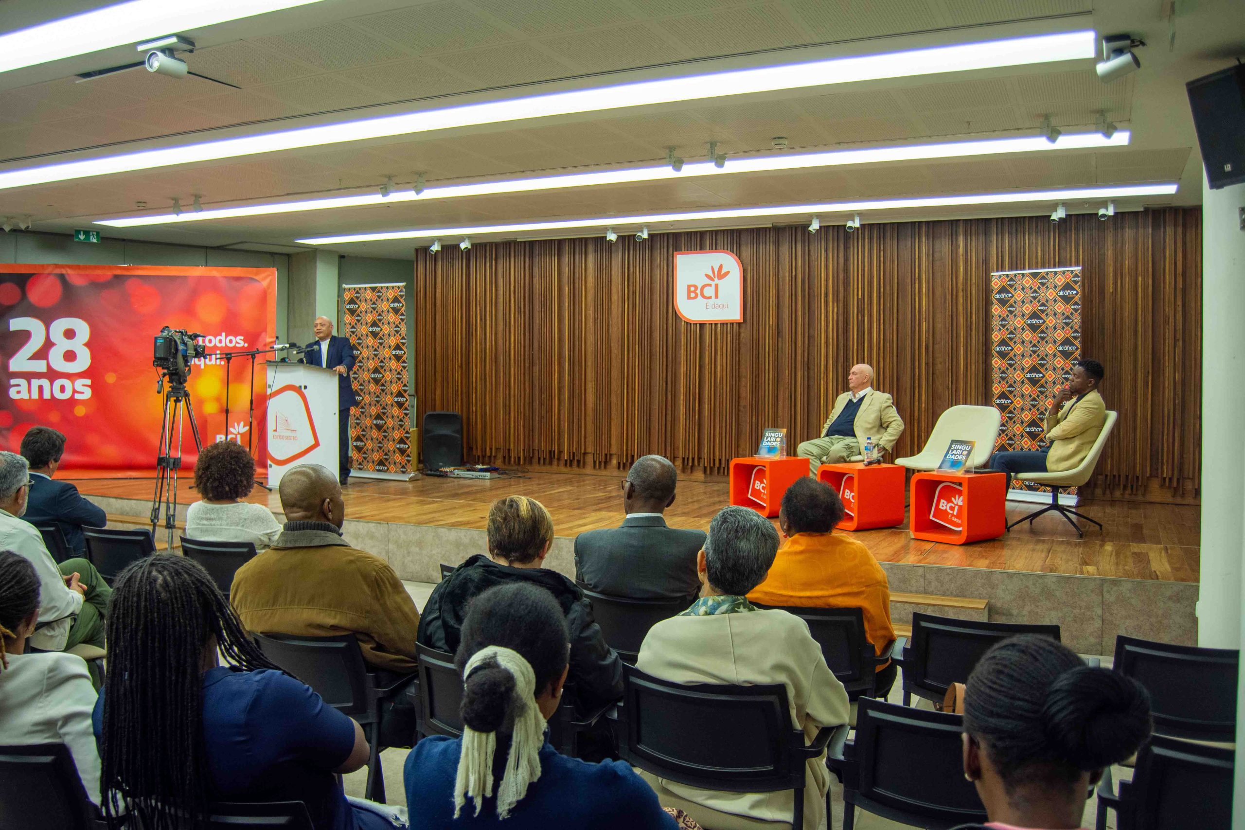 Plano geral da cerimónia de lançamento do livro
